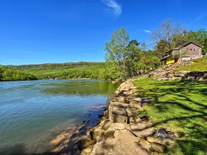 Cozy Cabin on Tenn River - 10 Mi to Chattanooga!