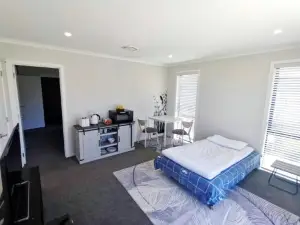 Stylish Private Guest House Ensuite -Private Bathroom & Spacious Private Lounge