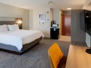 Holiday Inn Express & Suites FORT ATKINSON by IHG