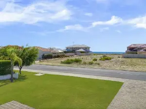 Busselton Beach House with WiFi