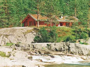 Stunning Home in Dølemo with 4 Bedrooms