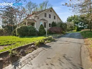 Grammy's Lake House w Private Waterfront Access