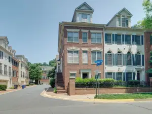 Charming Townhome ~ 12 Mi to Washington, DC!