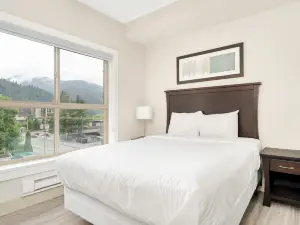 Penthouse Lake Home - 3Br w/Amazing View & Deck!