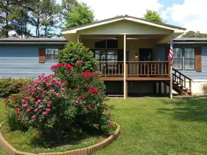 Directly On Lake Guntersville! Boat House Included! Convenience Meets Luxury!
