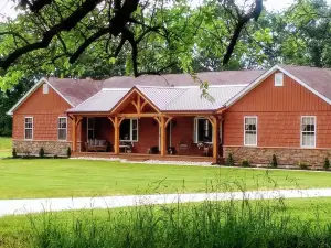 A country lodge with a peaceful setting