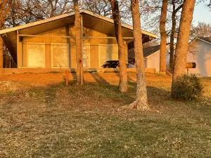 Lakefront Property with Boat Dock close to public boat ramp! Beautiful sunsets!