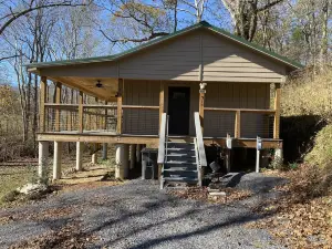 Secluded Couple’s one bedroom creek view cabin on Craigs Creek in Oriskany Va.