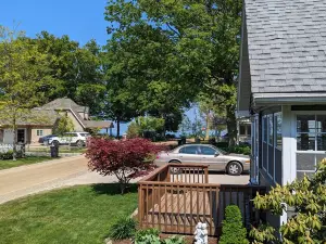 Cozy Pet Friendly Cottage, Partial Water View, Sleeps 7, Half Block from Beach!