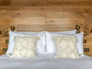 Alba - Charming Boutique Forest View Cabin with Hot Tub in Ballater