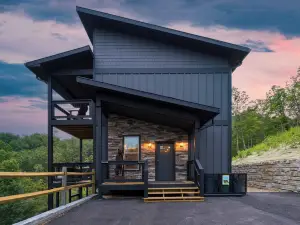 Rambling Ridge Lodge Endless Amenities & Fun Indoor Pool & Hot Tub, A+ Arcade Game Room