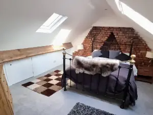 Modern 4-Bedroom Townhouse with Private Garden