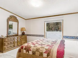 Charming home with gas grill, full kitchen, deck, patio, TV, and washer/dryer