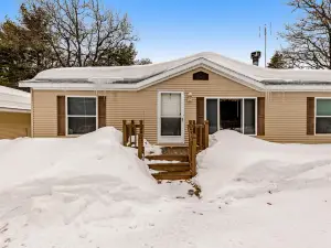 Charming home with gas grill, full kitchen, deck, patio, TV, and washer/dryer