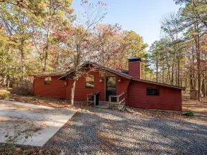 Expansive Deck and Cozy Fireplace - Charming Artistic Haven