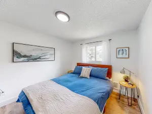 Bright home with large yard, deck & firepit - walk to the beach