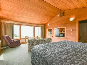 Sunset Oceanfront Lodging