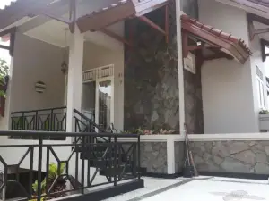 Villa Puri Gunung Geulis - Cozy Staycation