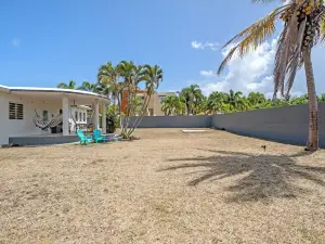 Walk to Cerro Gordo Beach, 3b House with Yard 3 Bedroom Home by Redawning