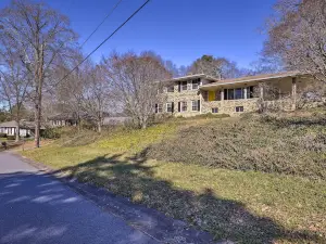 Spacious Marietta House with Covered Patio!