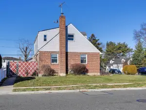 Lovely Elmont Apartment - Walk to Bus Stop!