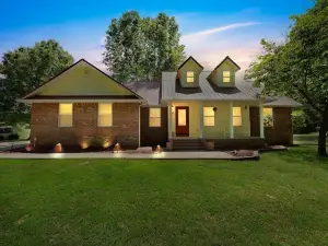Flippin Haven: Spacious & Cozy Retreat 3 Bedroom Home by RedAwning
