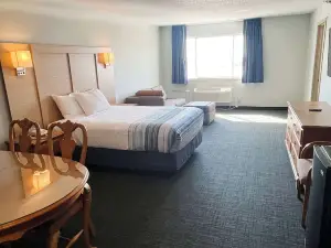 Days Inn & Suites by Wyndham Williamsburg IA North