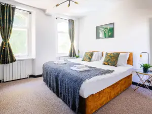 Church Green, newly refurbished, modern town centre 5 bed house