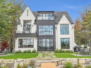 VRBO Top 10 of 2024!- Copley's Lakefront Cottage on Lake Monomonac