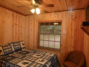 Private Hideaway, Hot tub, close to Beavers Bend State Park, Broken Bow Lake.