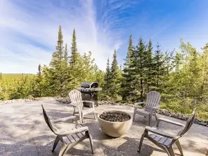 Knife River Cabin with Amazing View and Sauna