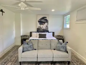 Crisp and Clean Lakefront Home sleeps 8 in 4 Bedrooms