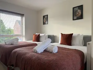Near City - 3Br - 2 Bath - Sleeps 9 - Parking