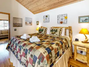 Cozy cabin for two with private hot tub and central location