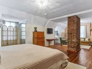 Charming Edwardsville Home Walk to Downtown!