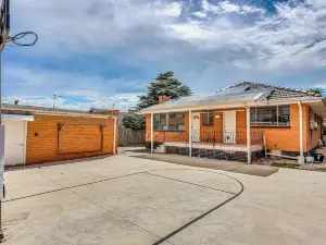 StayAU Cozy 1BR Living Space Near Chadstone
