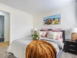 Elegant Hampton-Style Retreat , Tranquil Private Bedroom with Shared Bathroom
