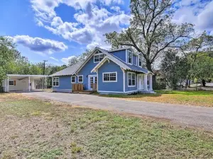 Large Family Cottage Near Main St Shops! Sleeps 9.