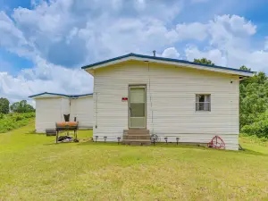 Clanton Cottage w/ Charcoal Grill & Porch!