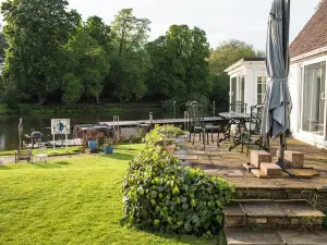 Tranquil riverside retreat on the Thames near Windsor