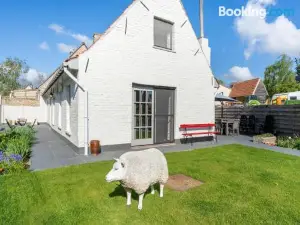 Beautiful Farmhouse in Beveren Aan Den IJzer with Terrace