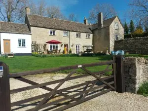 Thames Head Wharf - Historic Cotswold Cottage with Stunning Countryside Views