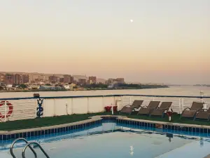 Queen Isis Floating Hotel in Minya