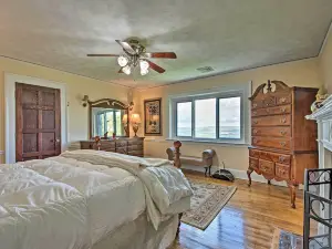 Hot Tub & Mtn Views: Expansive Hazleton Retreat
