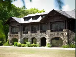 Overlook Lodge and Stone Cottages at Bear Mountain