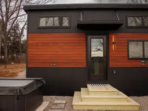 THE CAAMP. Gorgeous 2-bedroom tiny home.  Very close to the Barn/Pebble Creek