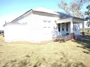 Remodeled farmhouse, close to Moultrie, Thomasville and Valdosta!