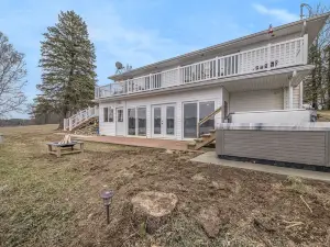 Peaceful & Private Lakefront House on Shelp Lake, hot tub is open year round