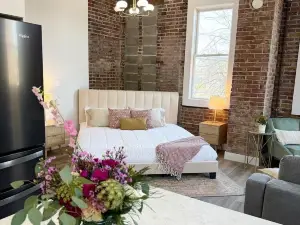 Loft Apartment On Main - Sleeps 4