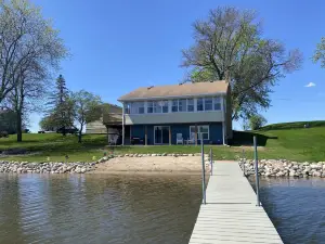 Beachfront Cabin with Lake Views & Harry Potter Room